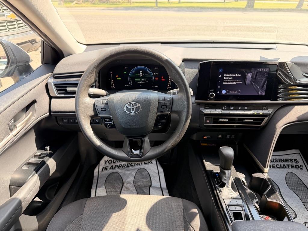 Toyota Camry Hybrid XLE 2025