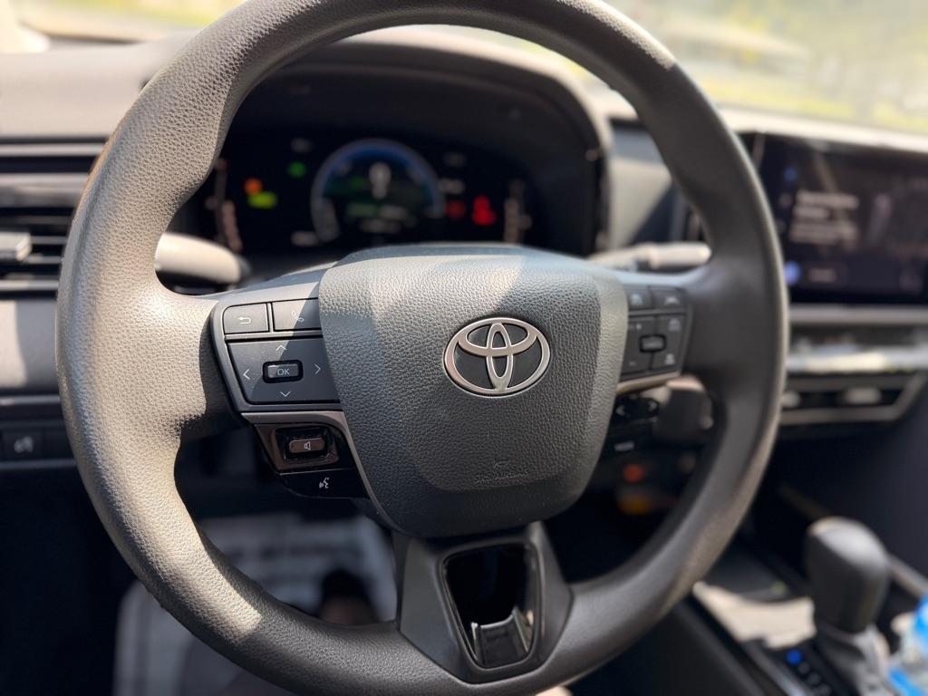 Toyota Camry Hybrid XLE 2025