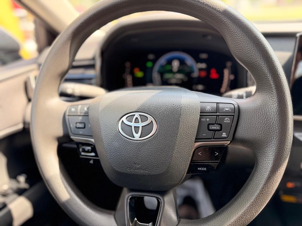 Toyota Camry Hybrid XLE 2025