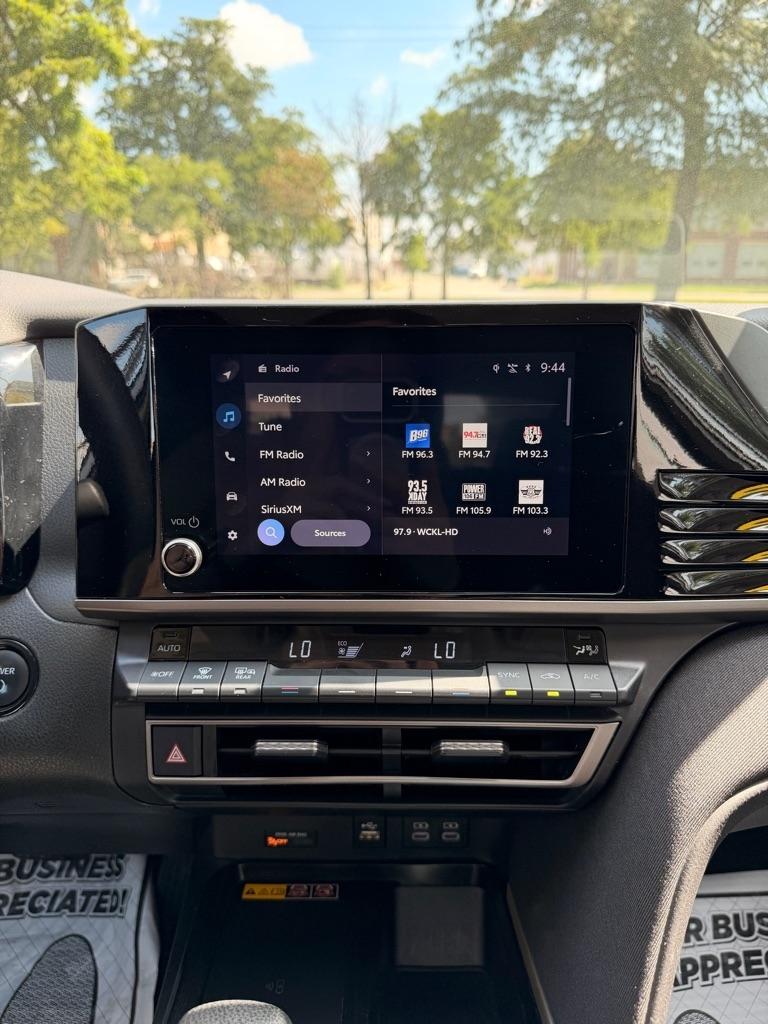 Toyota Camry Hybrid XLE 2025