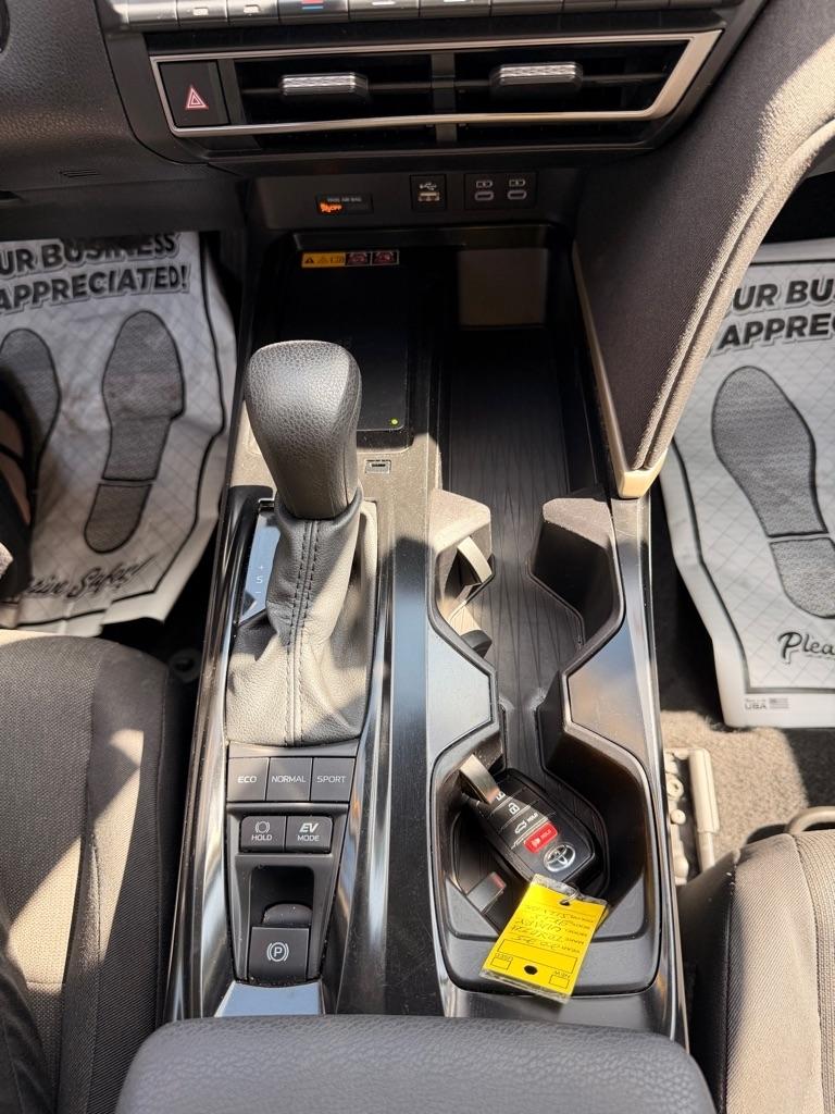 Toyota Camry Hybrid XLE 2025