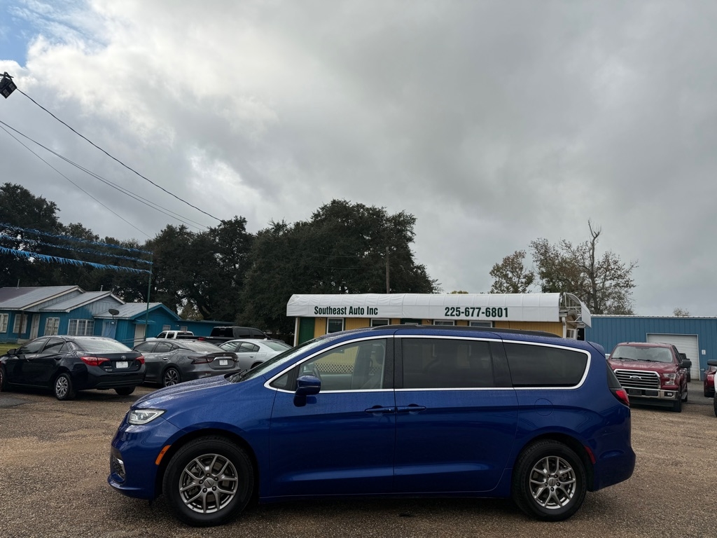 2021 Chrysler Pacifica Touring's photo