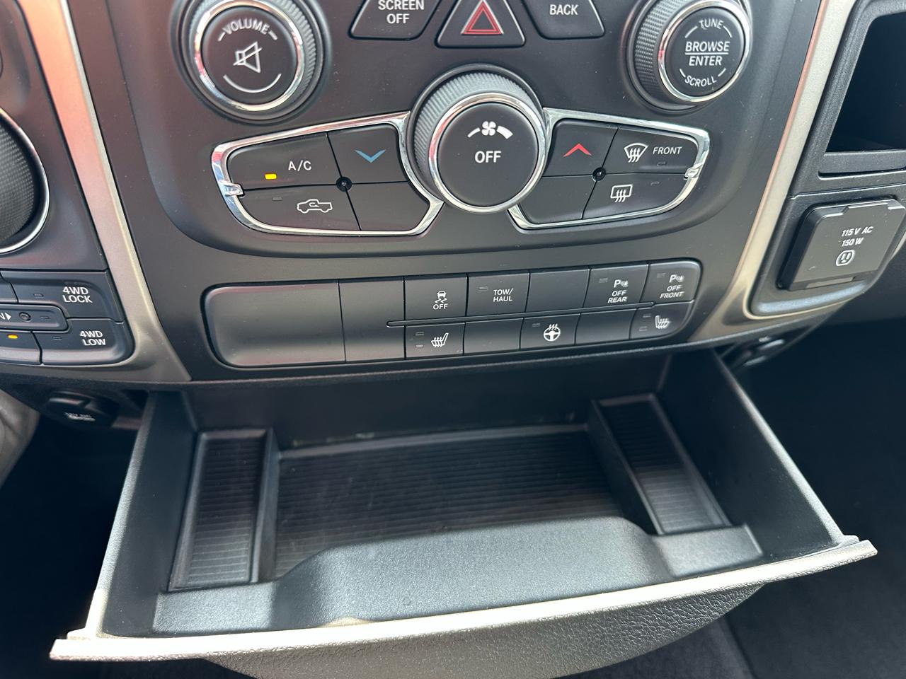 RAM 1500 Big Horn Quad Cab 4WD 2014