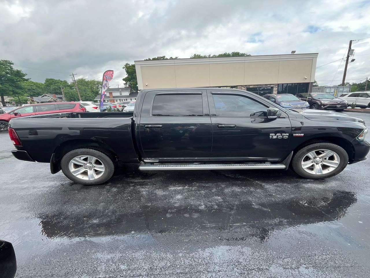RAM 1500 4WD Crew Cab 140.5" Sport 2017