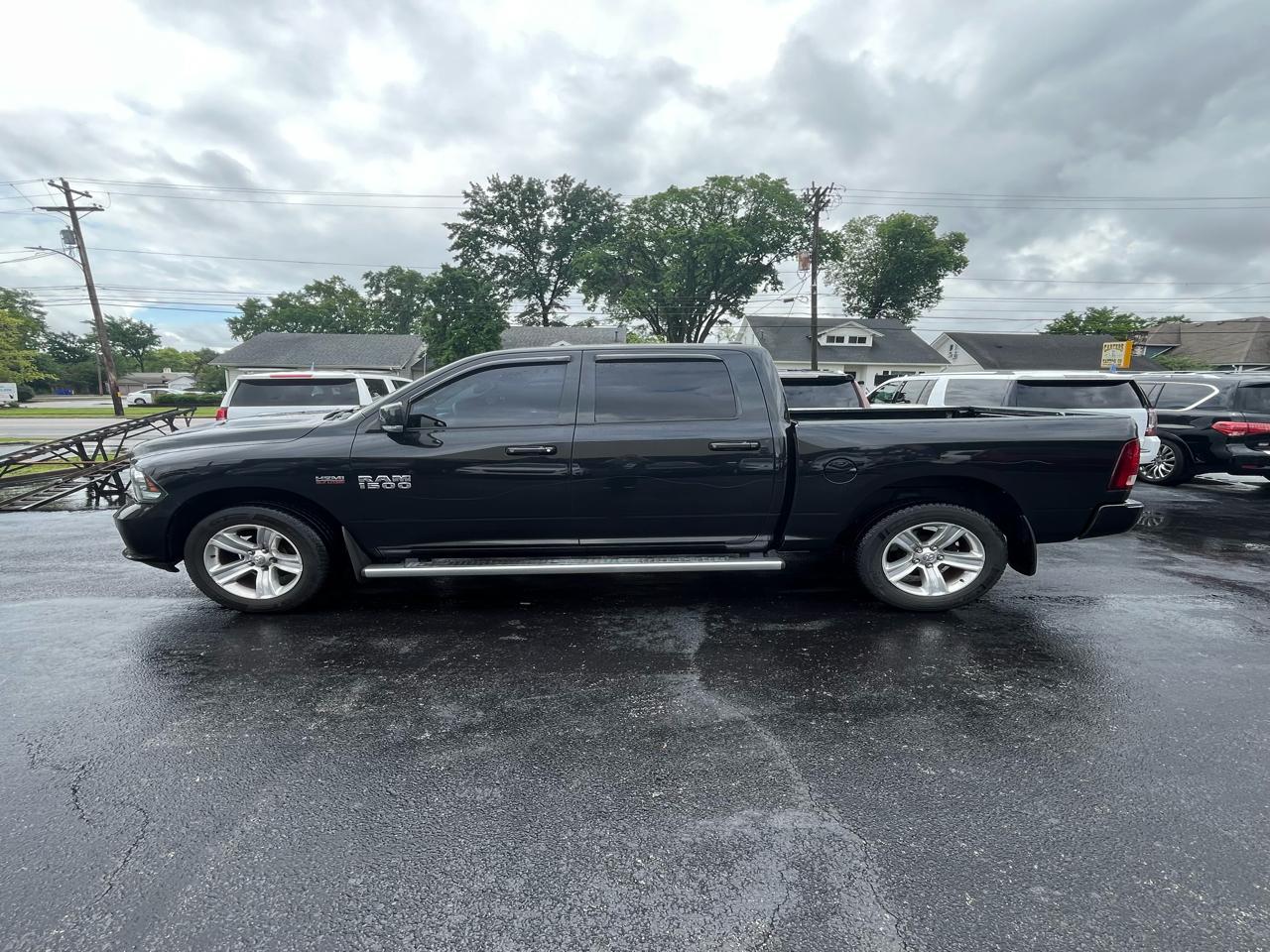 RAM 1500 4WD Crew Cab 140.5" Sport 2017
