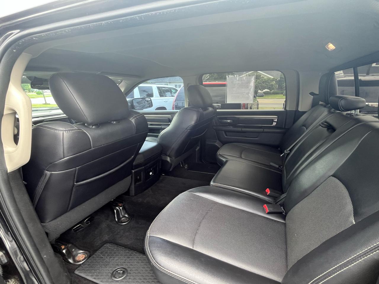 RAM 1500 4WD Crew Cab 140.5" Sport 2017
