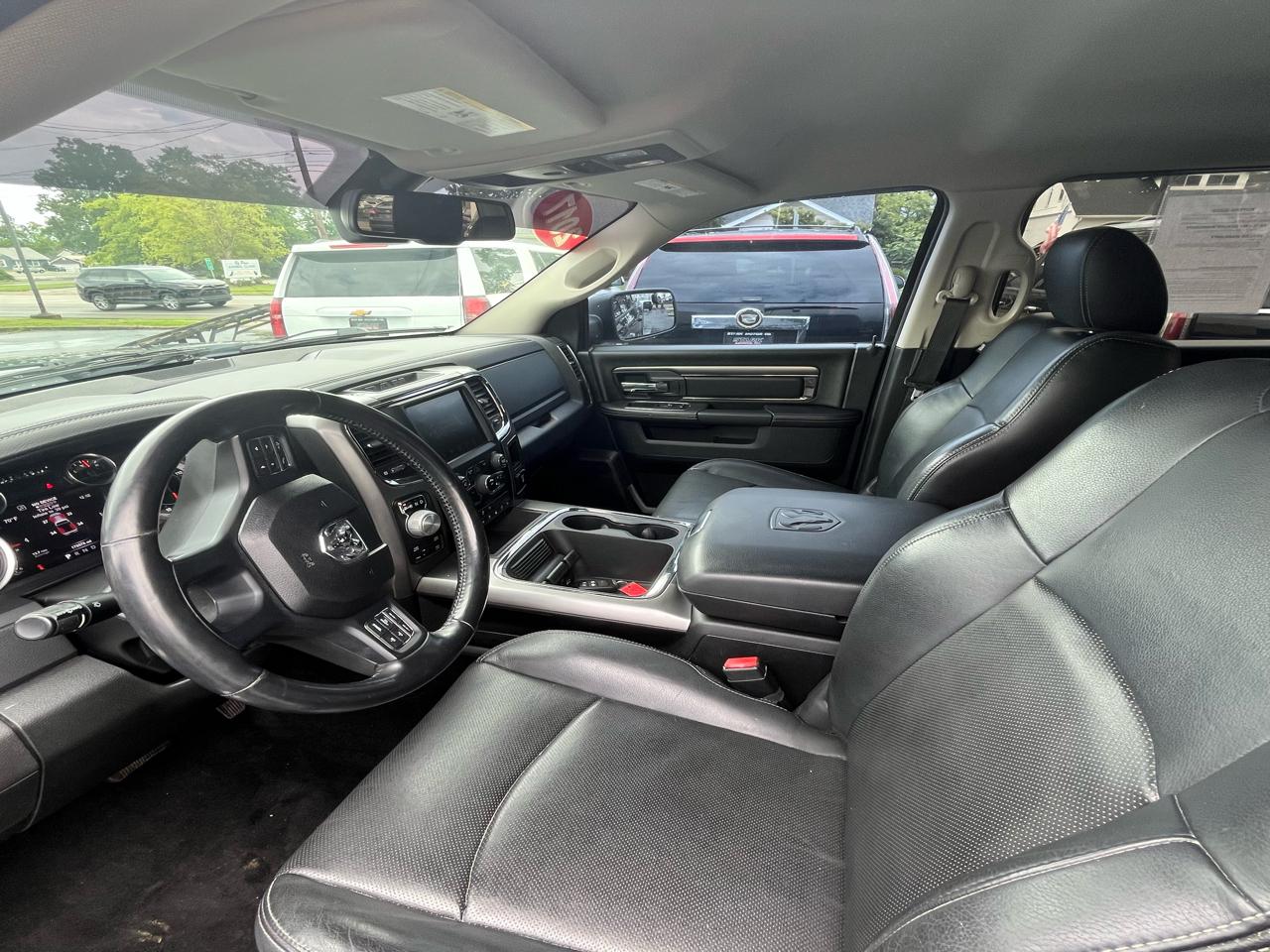 RAM 1500 4WD Crew Cab 140.5" Sport 2017