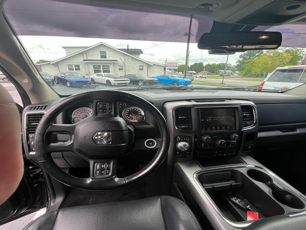 RAM 1500 4WD Crew Cab 140.5" Sport 2017