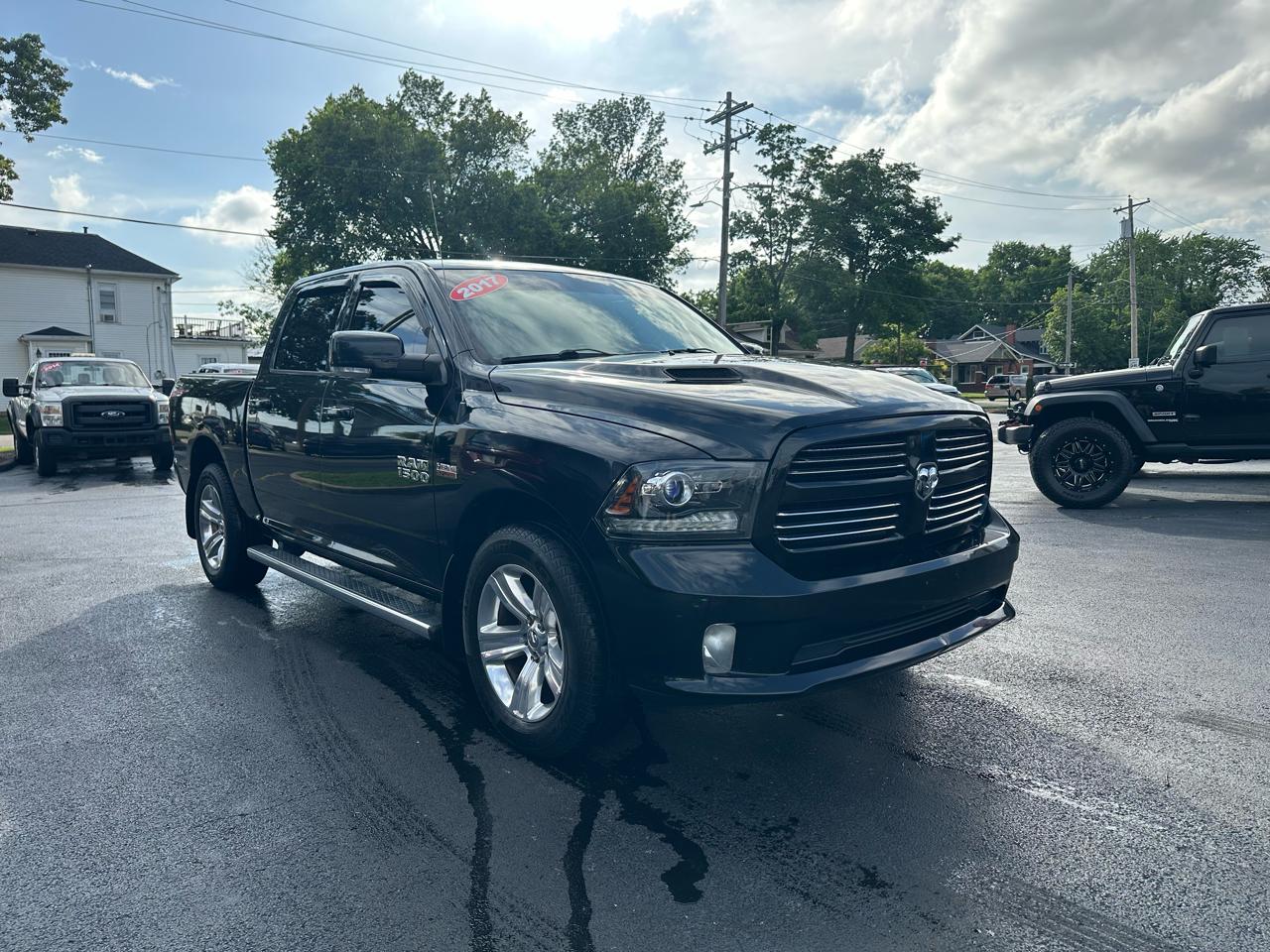 RAM 1500 4WD Crew Cab 140.5" Sport 2017