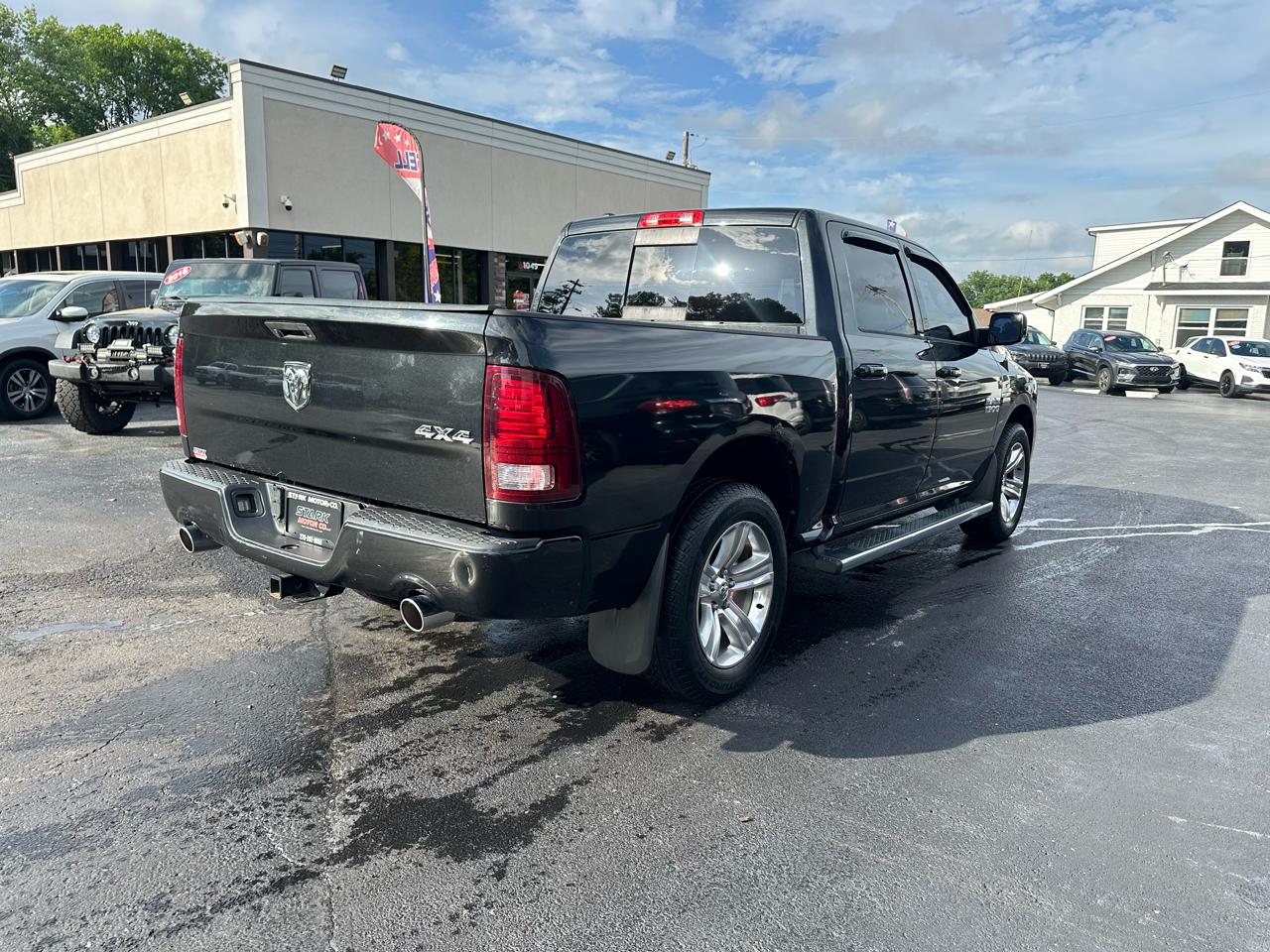 RAM 1500 4WD Crew Cab 140.5" Sport 2017
