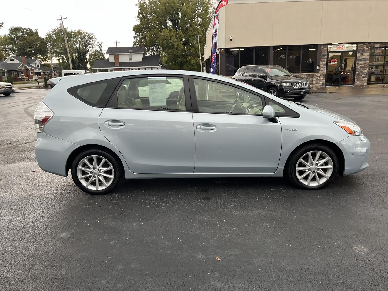 Toyota Prius V 5dr Wgn Three (Natl) 2012