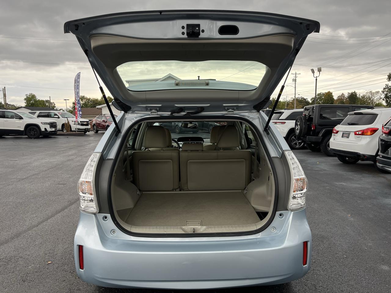 Toyota Prius V 5dr Wgn Three (Natl) 2012