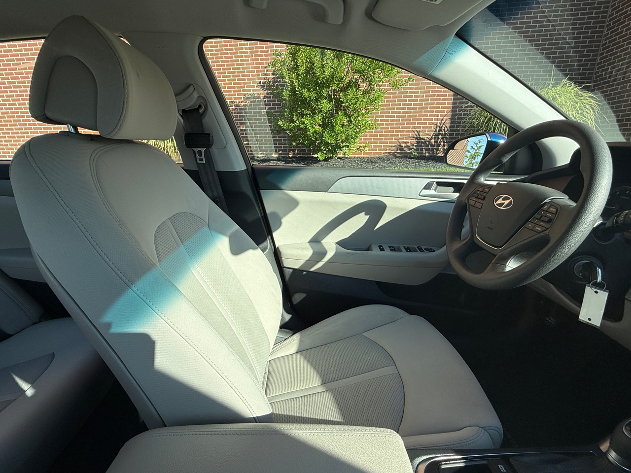 2017 Hyundai Sonata Base photo 2
