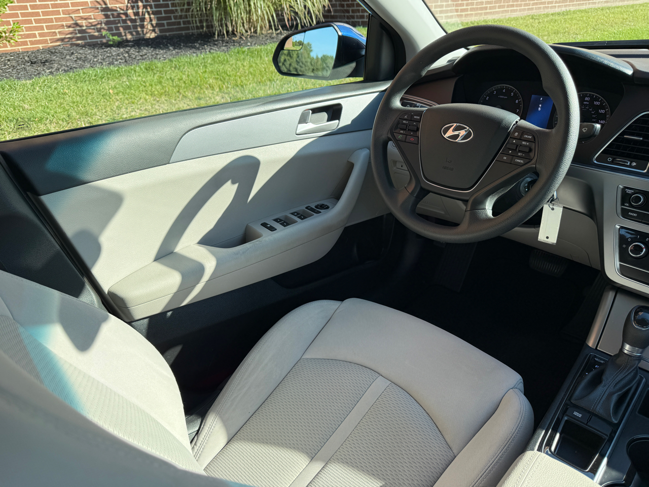 2017 Hyundai Sonata Base photo 3