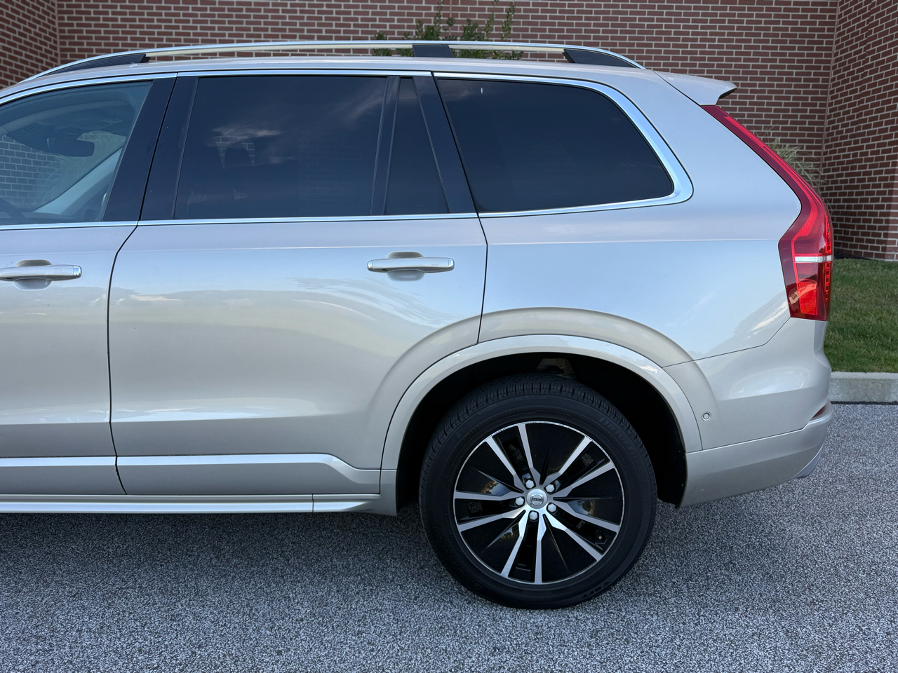 2016 Volvo XC90 T8 Momentum photo 4