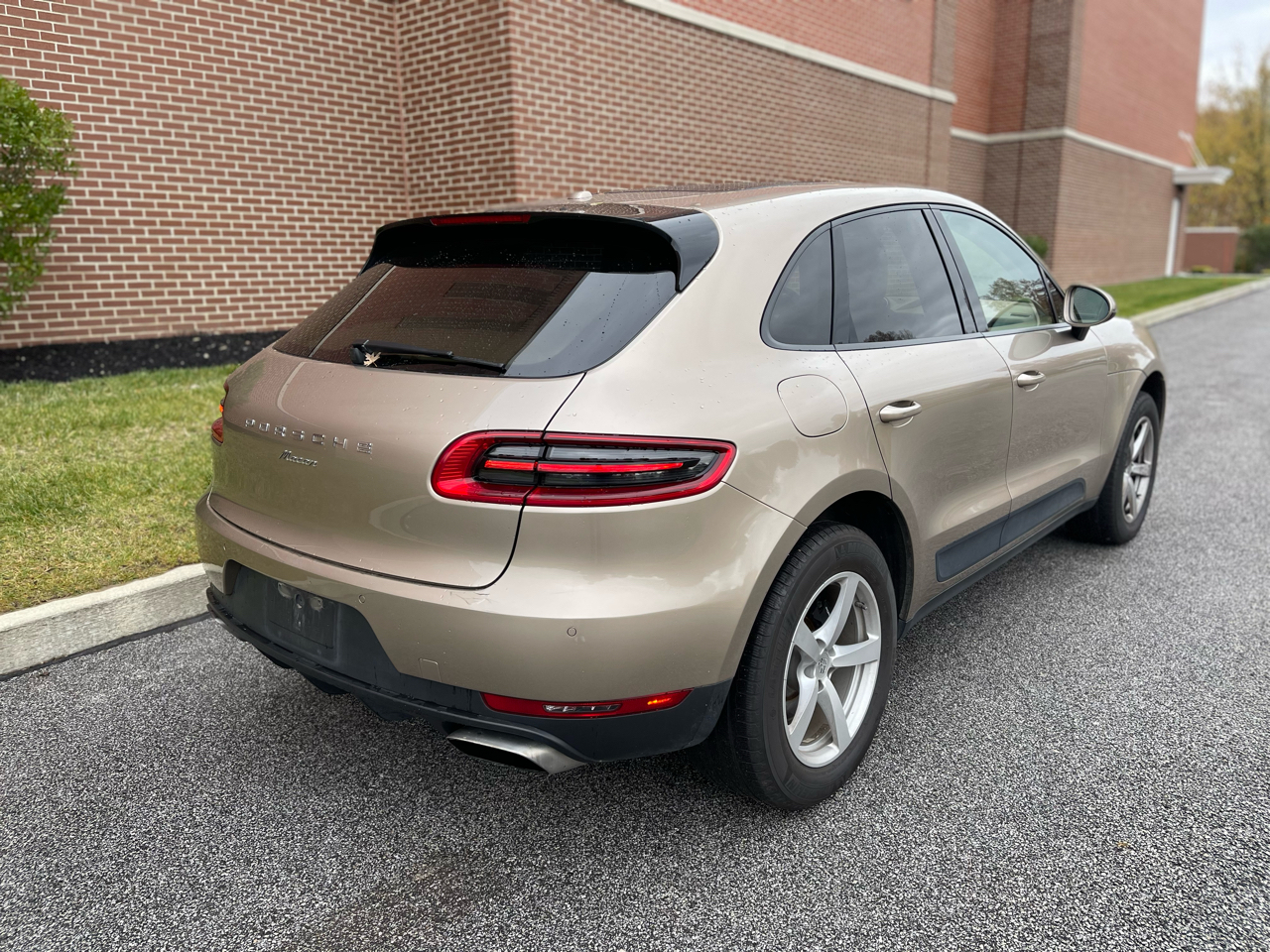2017 Porsche Macan Base photo 2