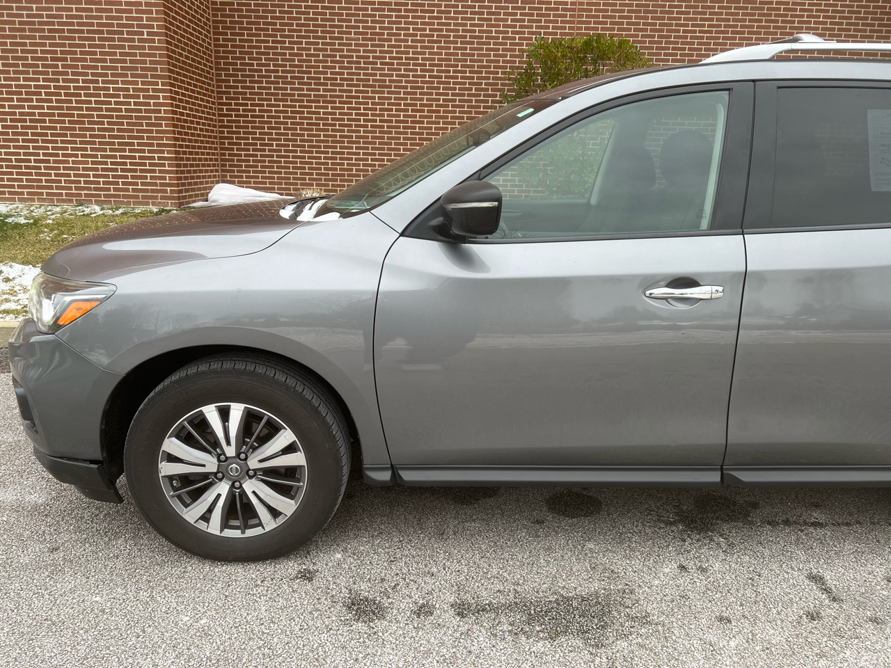 2017 Nissan Pathfinder S photo 2