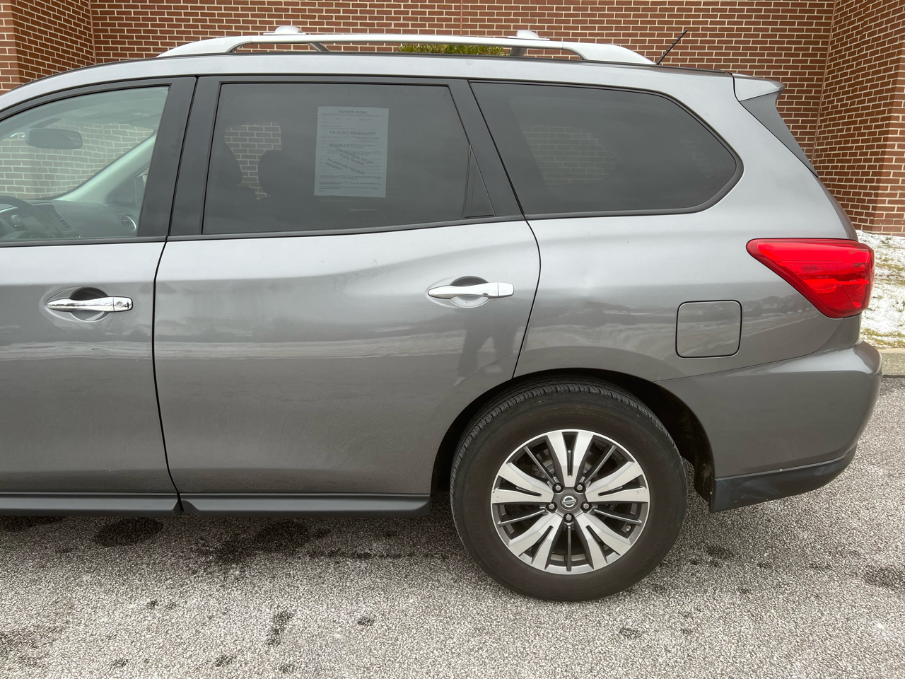 2017 Nissan Pathfinder S photo 3