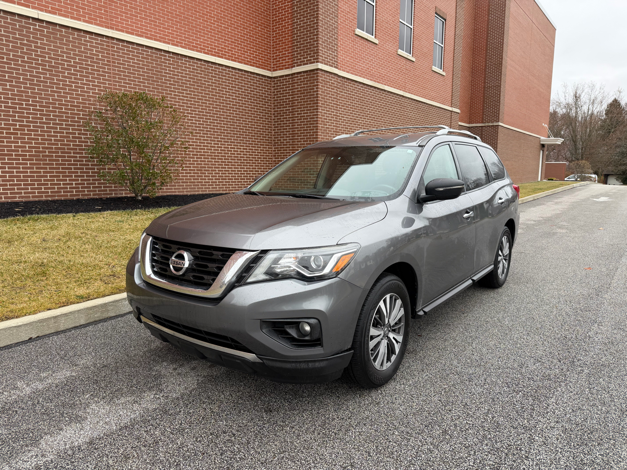 2017 Nissan Pathfinder SV's photo