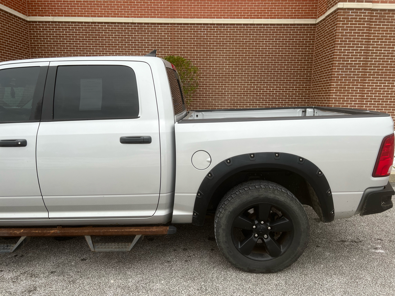 2016 Ram 1500 SLT photo 4