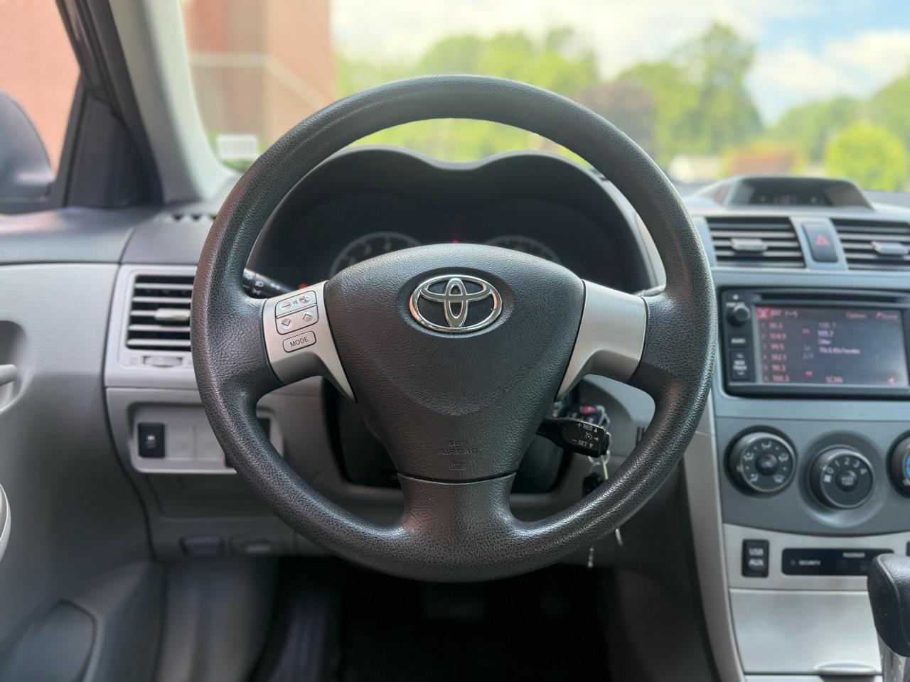 Toyota Corolla 4dr Sdn Auto LE Special Edition (Natl) 2013