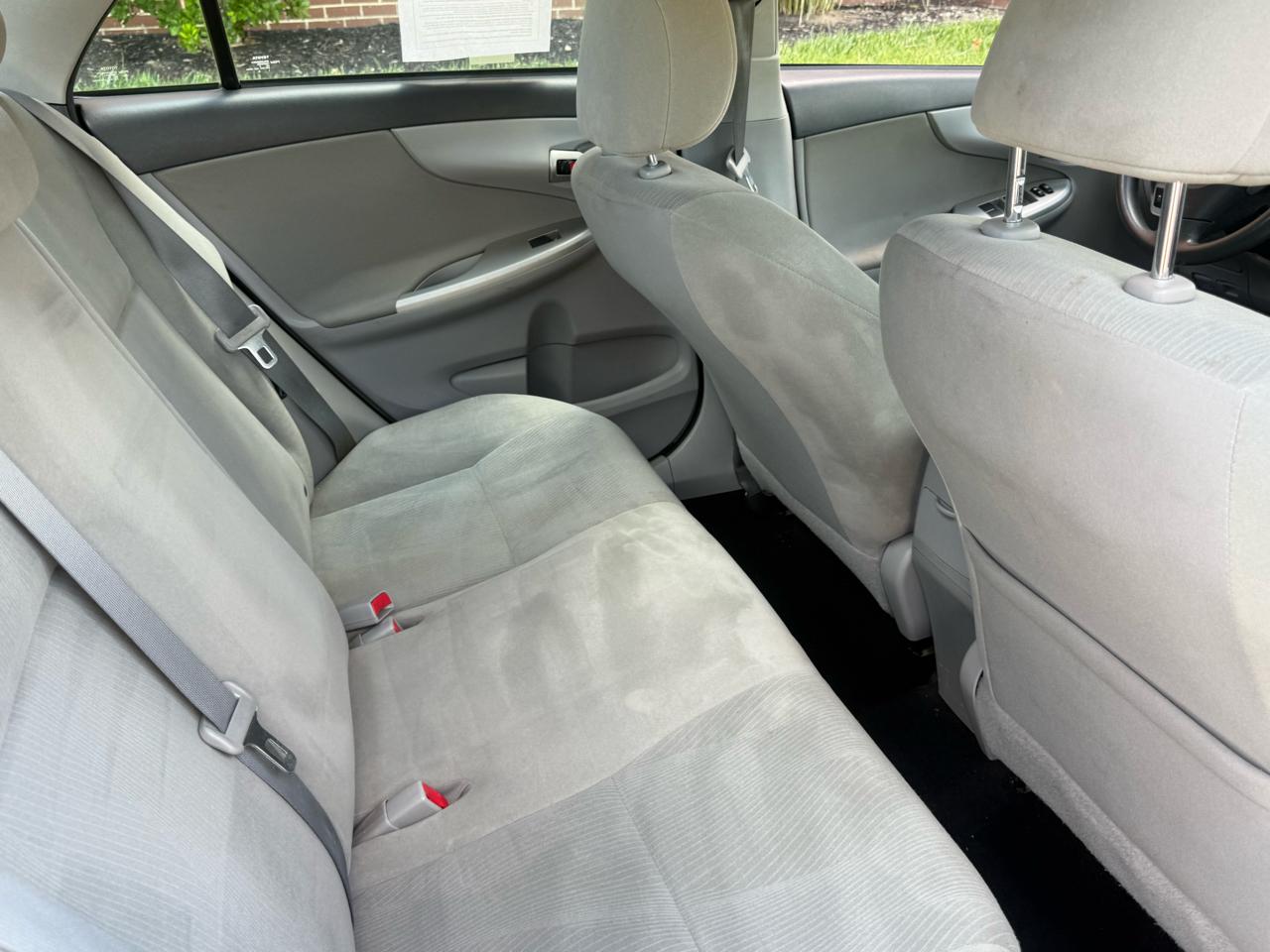 Toyota Corolla 4dr Sdn Auto LE Special Edition (Natl) 2013