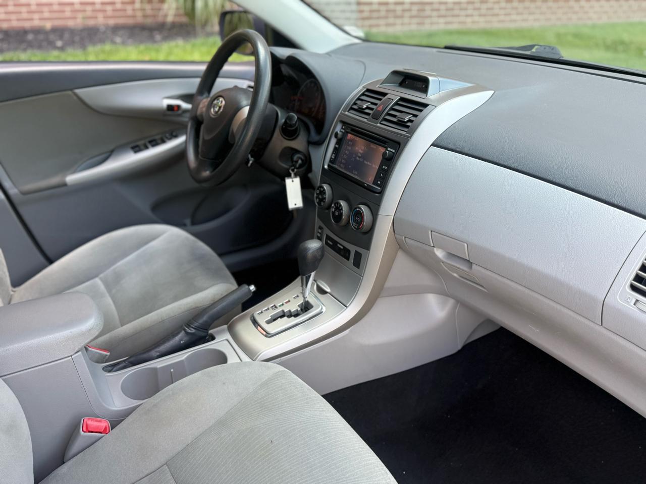 Toyota Corolla 4dr Sdn Auto LE Special Edition (Natl) 2013