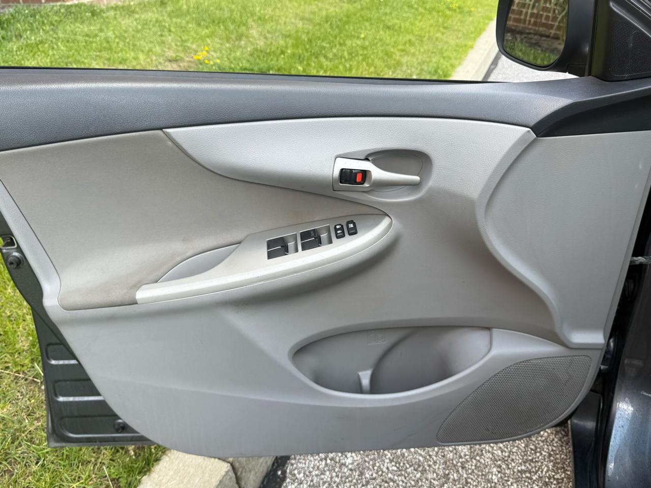 Toyota Corolla 4dr Sdn Auto LE Special Edition (Natl) 2013