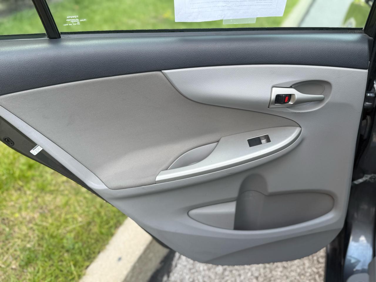 Toyota Corolla 4dr Sdn Auto LE Special Edition (Natl) 2013
