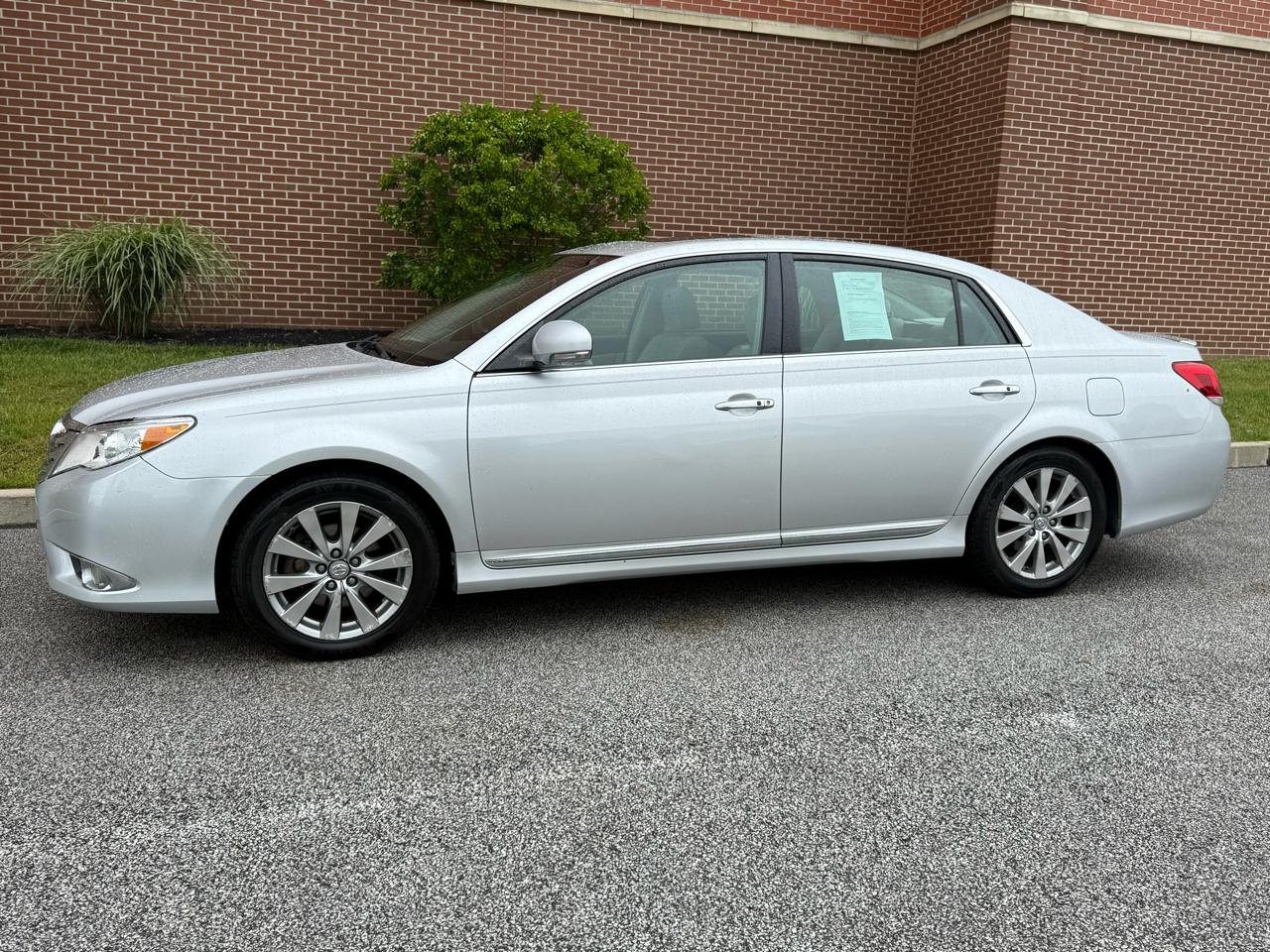 Toyota Avalon 4dr Sdn (Natl) 2011