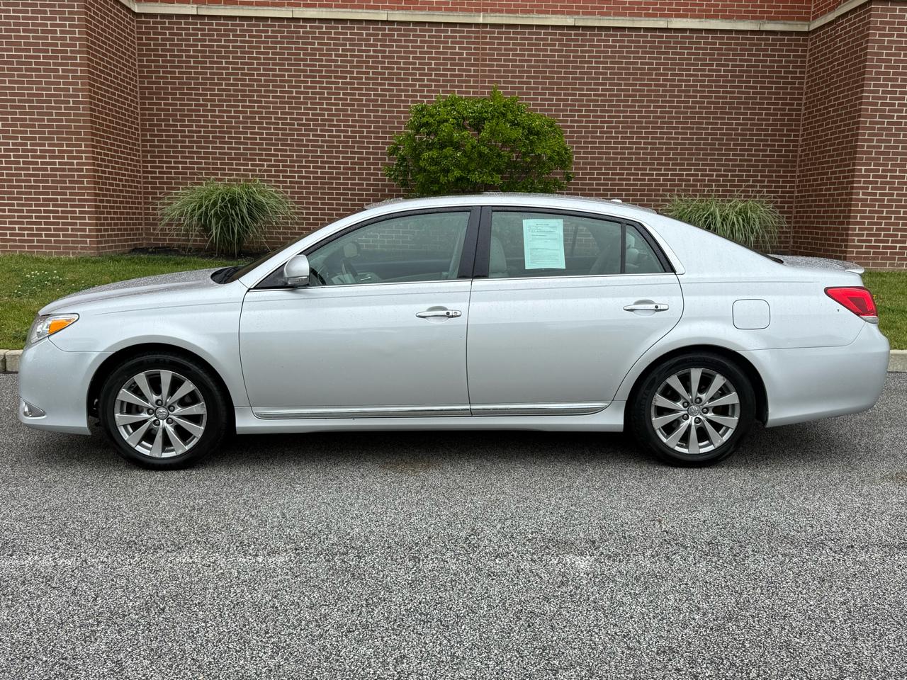 Toyota Avalon 4dr Sdn (Natl) 2011