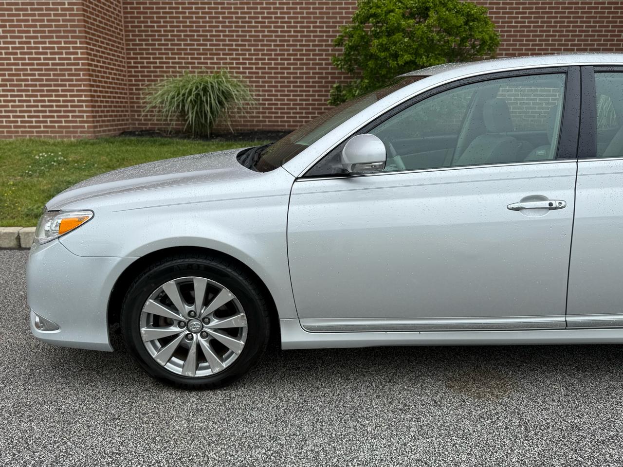 Toyota Avalon 4dr Sdn (Natl) 2011