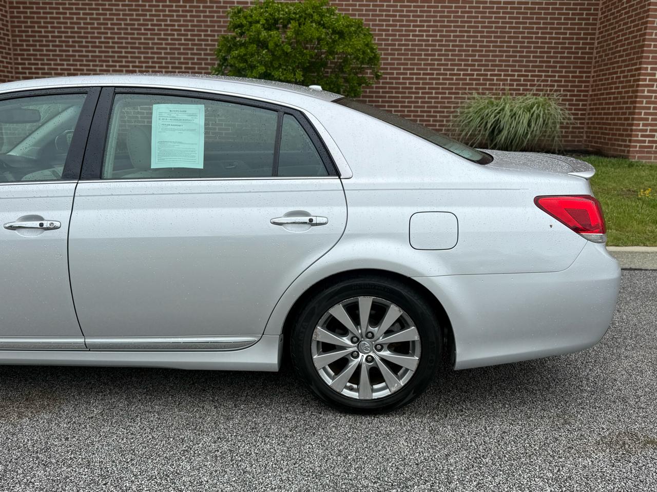 Toyota Avalon 4dr Sdn (Natl) 2011