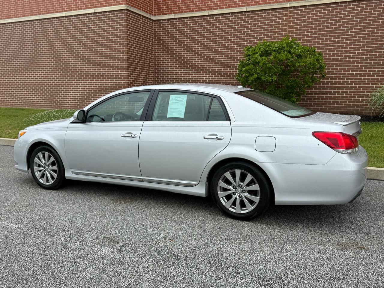 Toyota Avalon 4dr Sdn (Natl) 2011