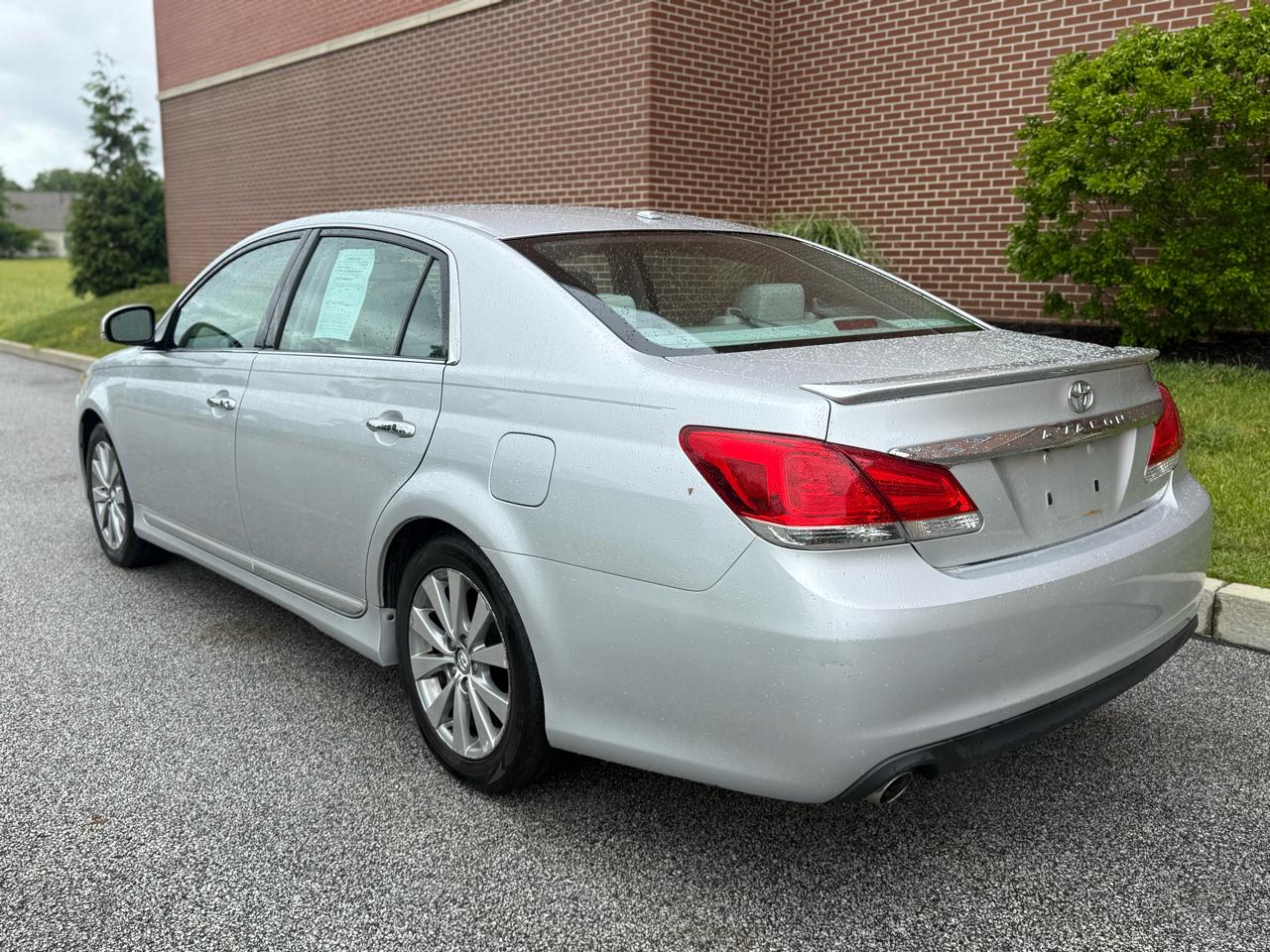 Toyota Avalon 4dr Sdn (Natl) 2011