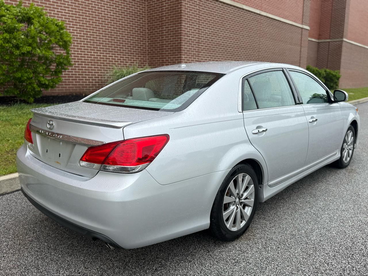 Toyota Avalon 4dr Sdn (Natl) 2011