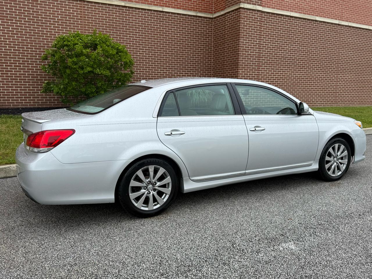 Toyota Avalon 4dr Sdn (Natl) 2011