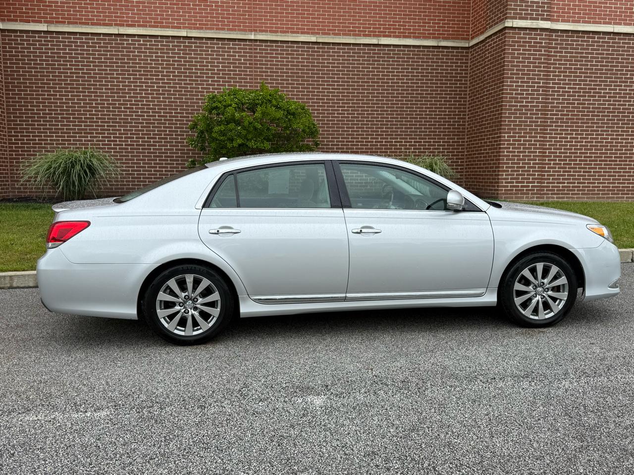 Toyota Avalon 4dr Sdn (Natl) 2011