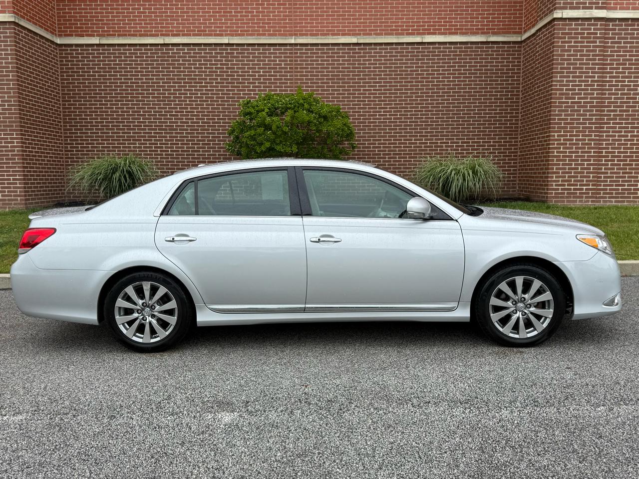 Toyota Avalon 4dr Sdn (Natl) 2011