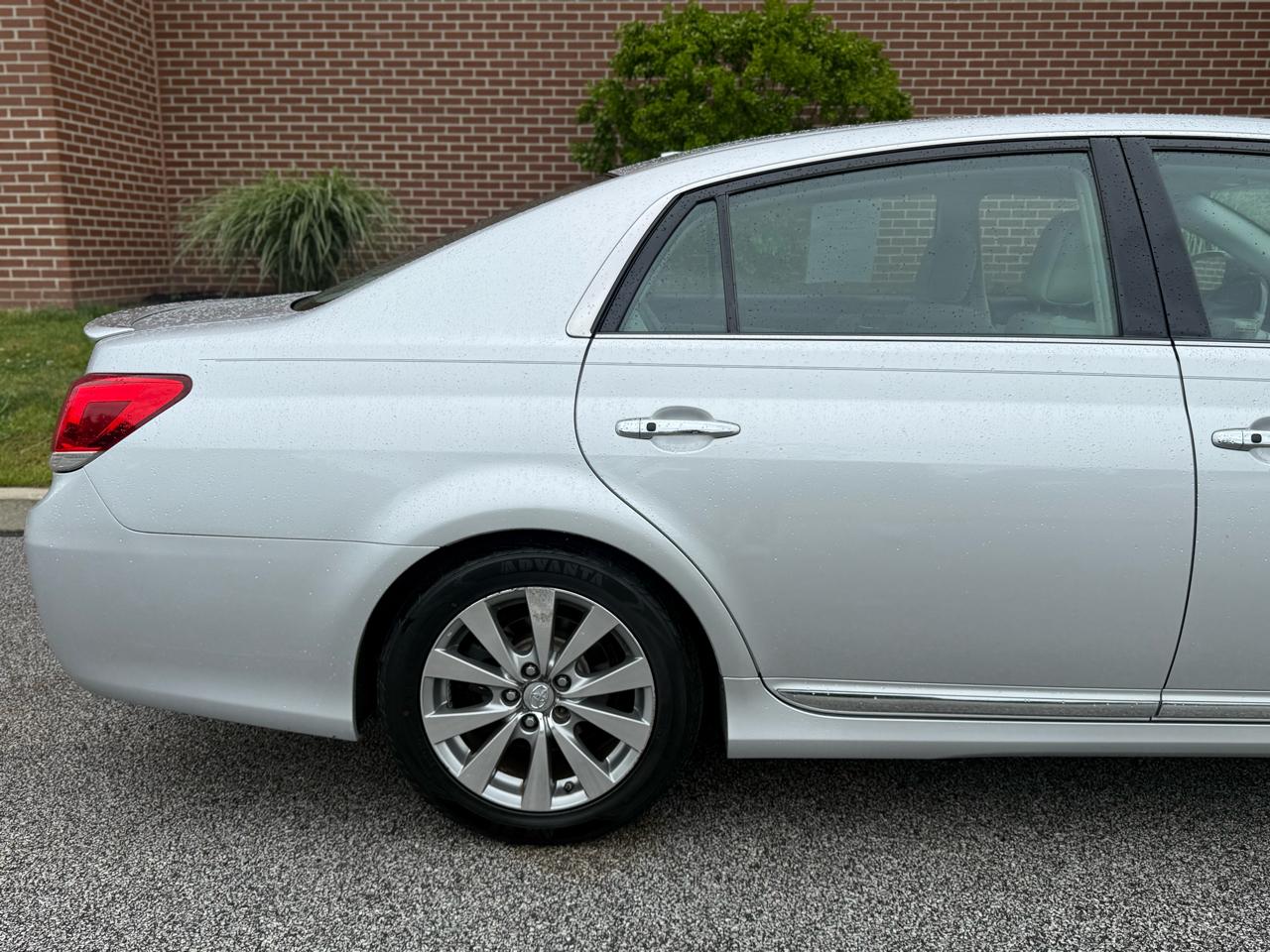 Toyota Avalon 4dr Sdn (Natl) 2011