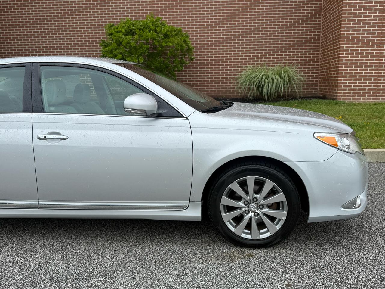 Toyota Avalon 4dr Sdn (Natl) 2011