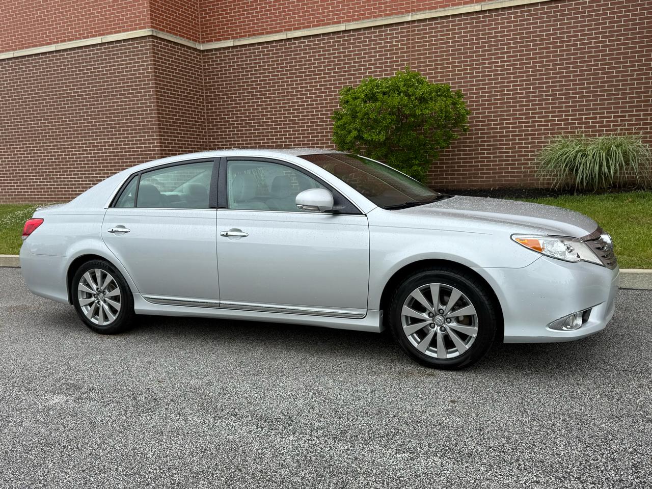 Toyota Avalon 4dr Sdn (Natl) 2011