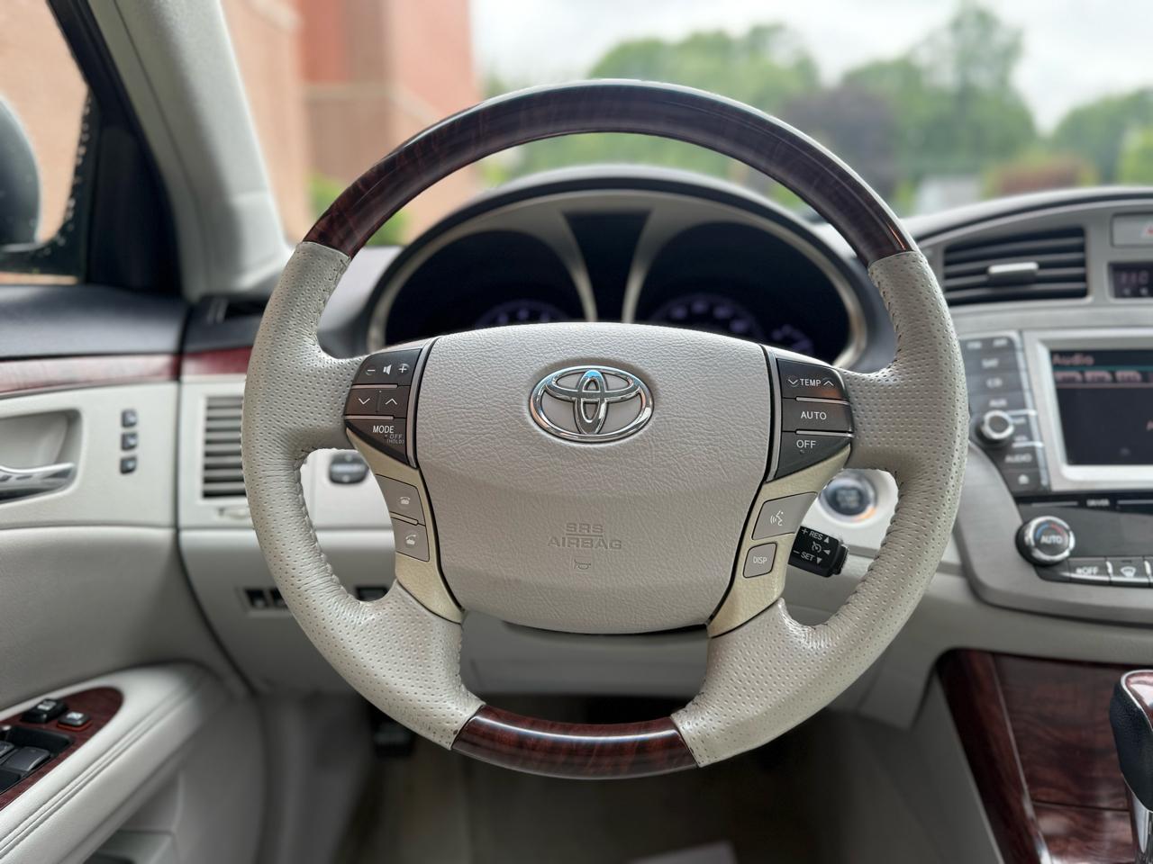 Toyota Avalon 4dr Sdn (Natl) 2011
