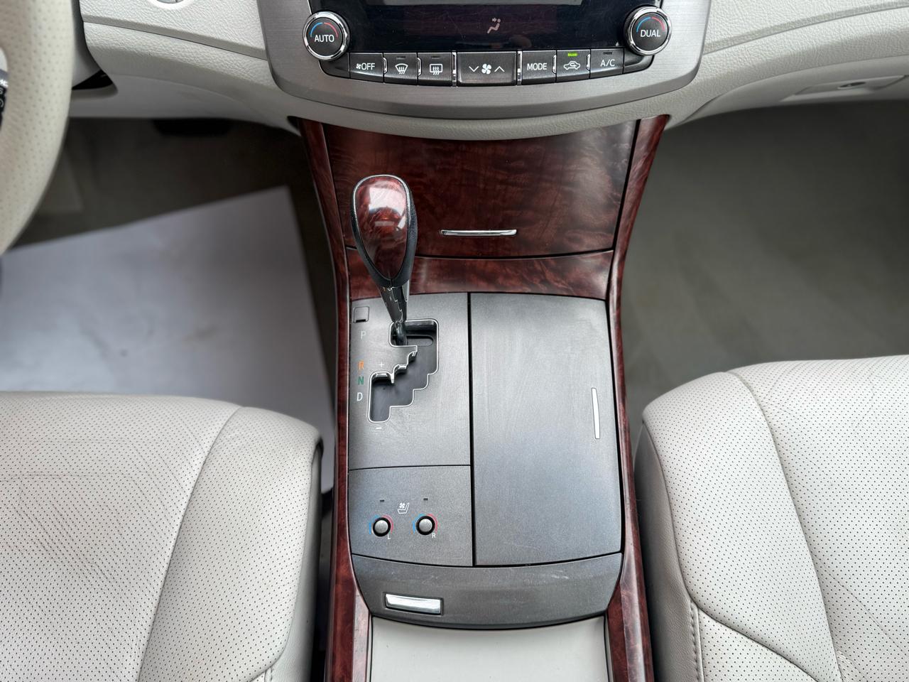 Toyota Avalon 4dr Sdn (Natl) 2011