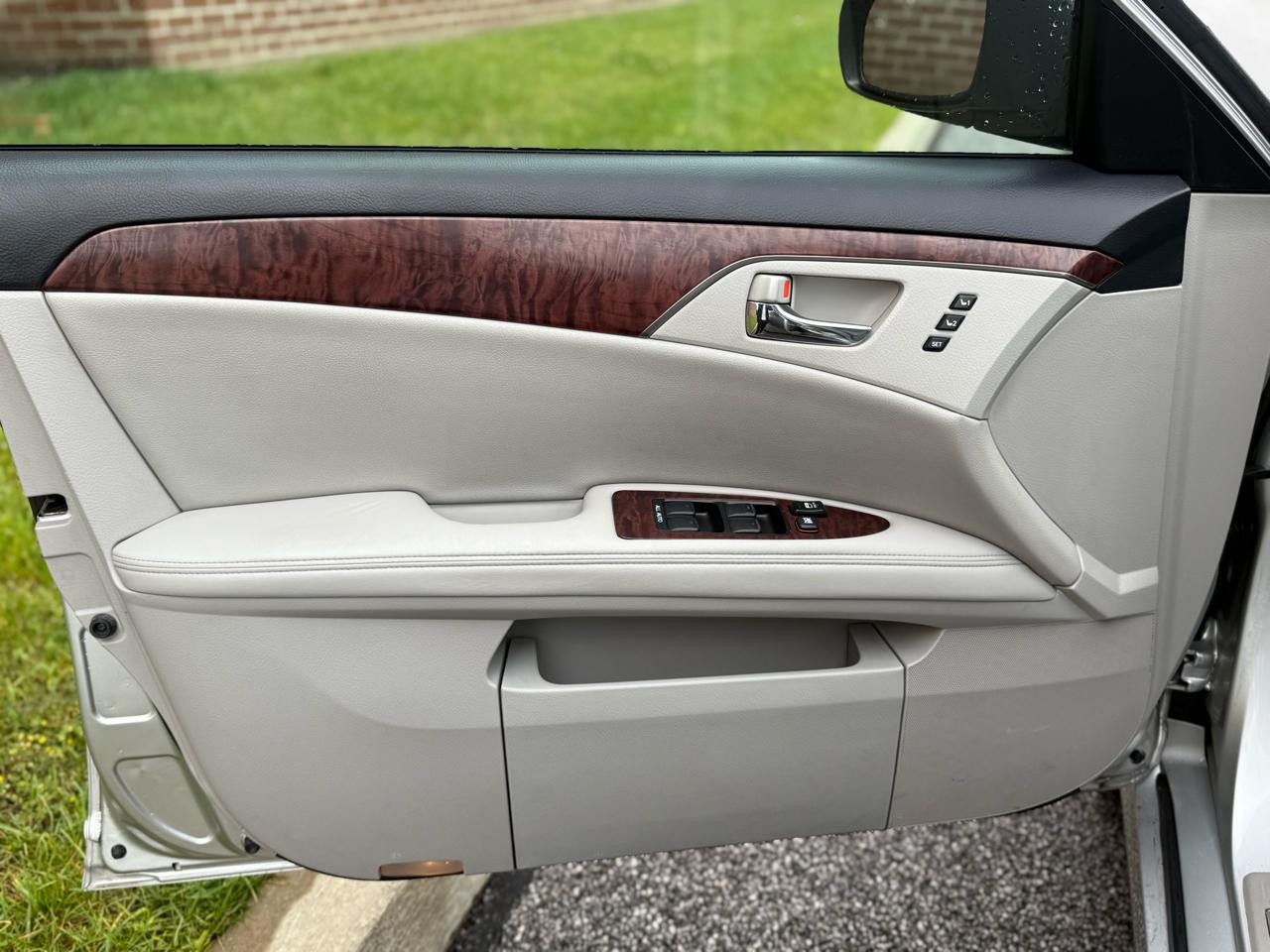 Toyota Avalon 4dr Sdn (Natl) 2011