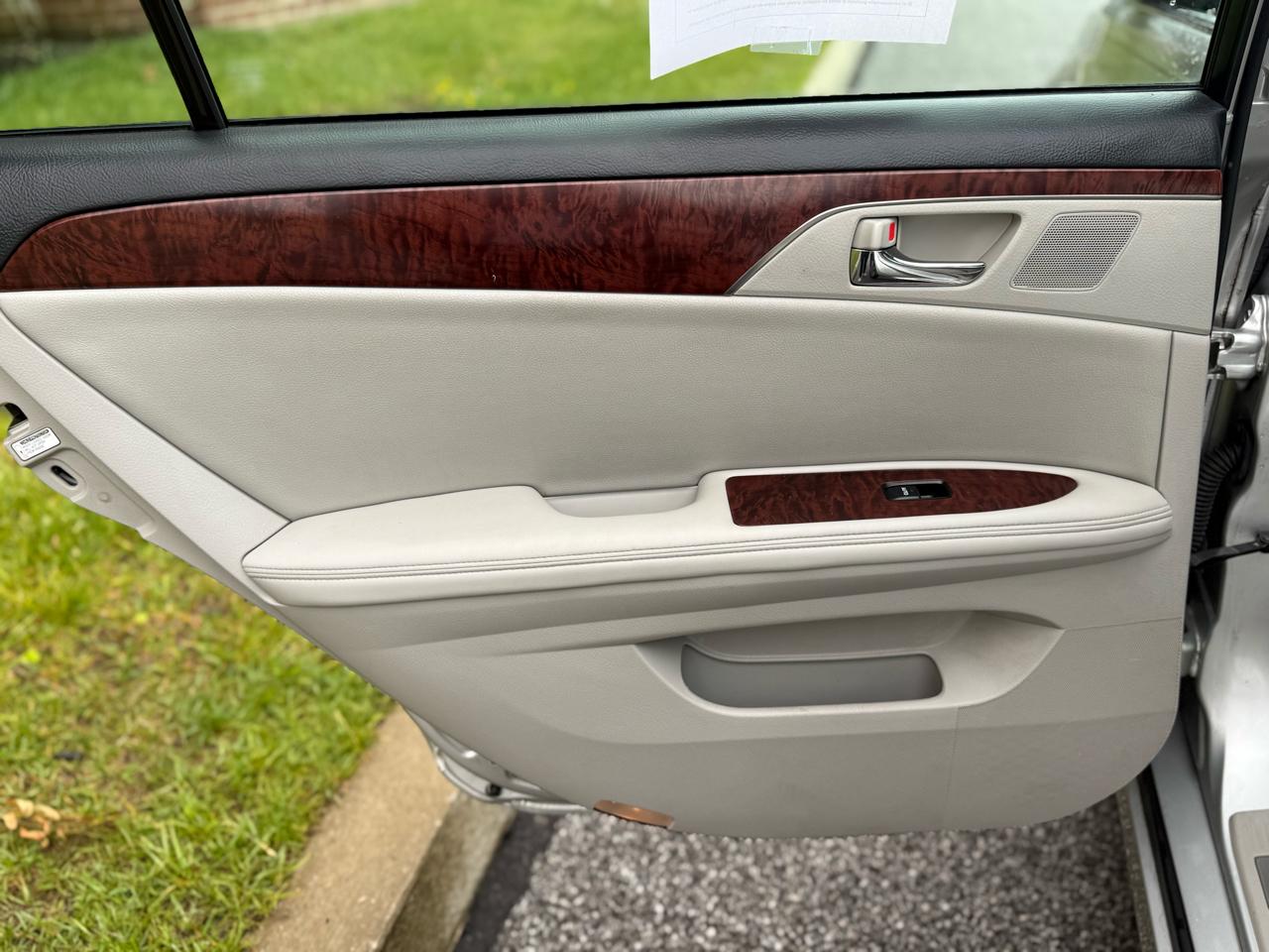 Toyota Avalon 4dr Sdn (Natl) 2011