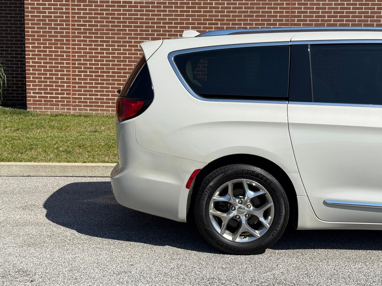 Chrysler Pacifica Limited FWD 2017