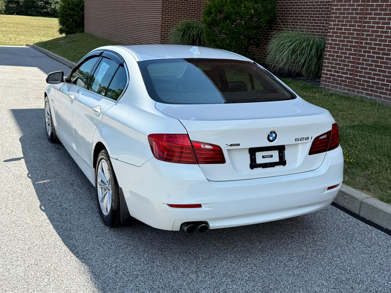 BMW 5 Series 4dr Sdn 528i xDrive AWD 2015