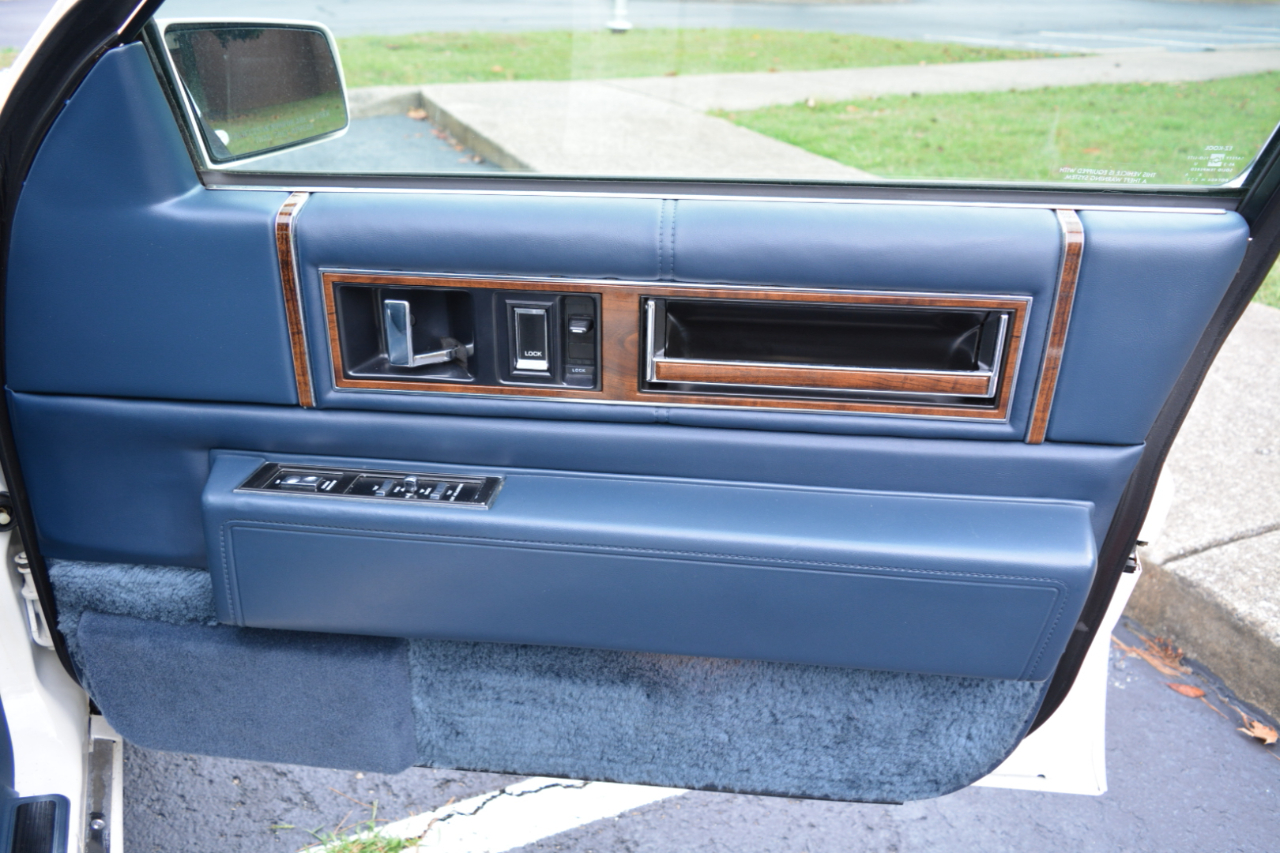1992 Cadillac DeVille photo 14