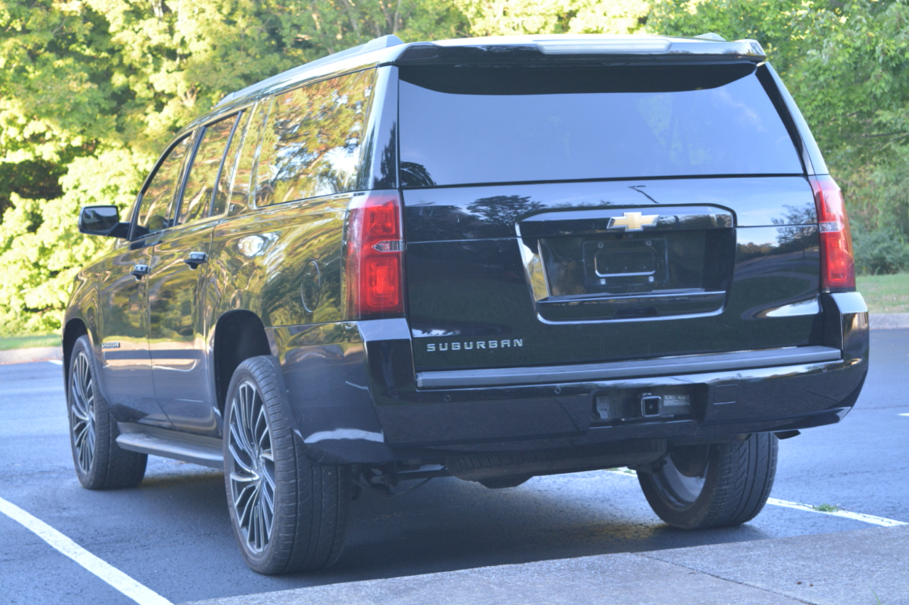 2017 Chevrolet Suburban LT photo 4